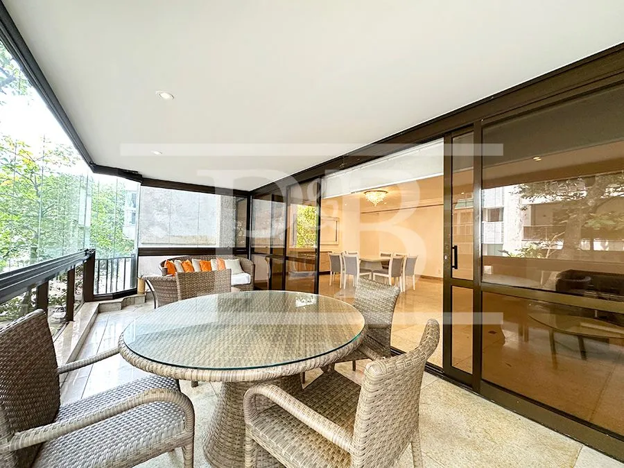 3-bedroom apartment with 230 m² and glassed-in balcony — photo 6