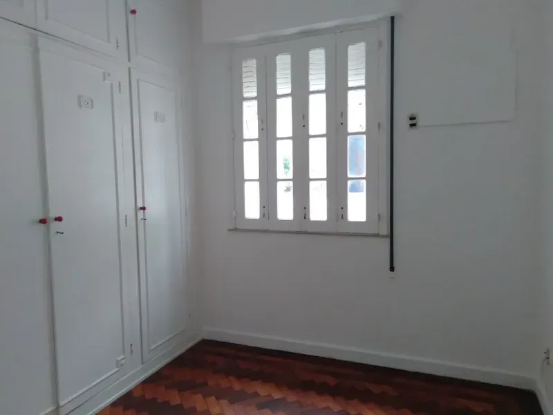 2-bedroom apartment with wood or laminate floors — photo 8