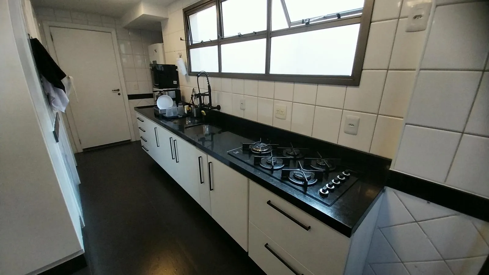 Unfurnished apartment with 4 bedrooms and 5 bathrooms — photo 46
