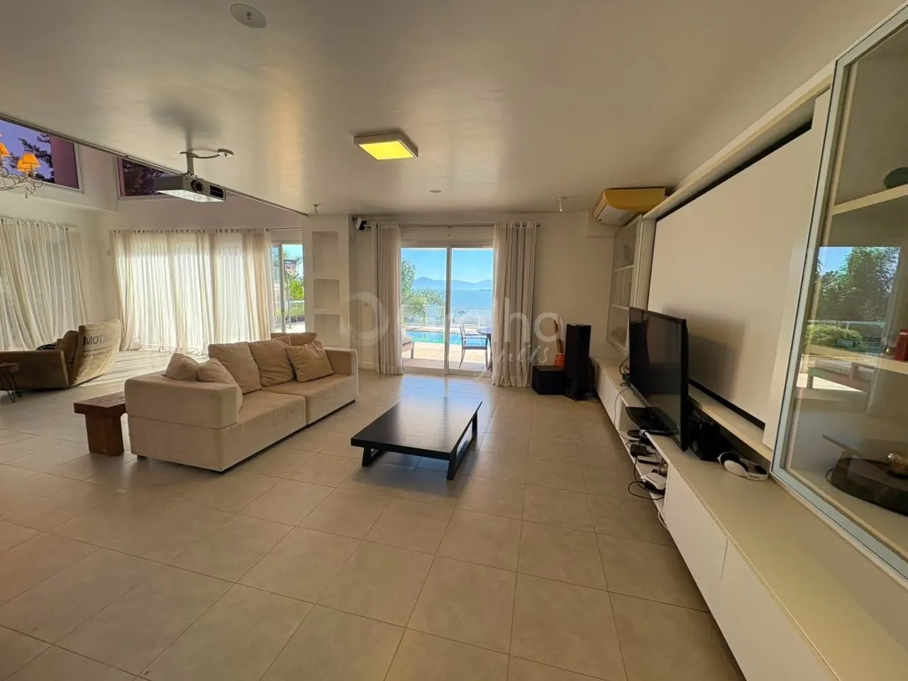 Furnished 868 m² house with 3 en-suites and 9 parking