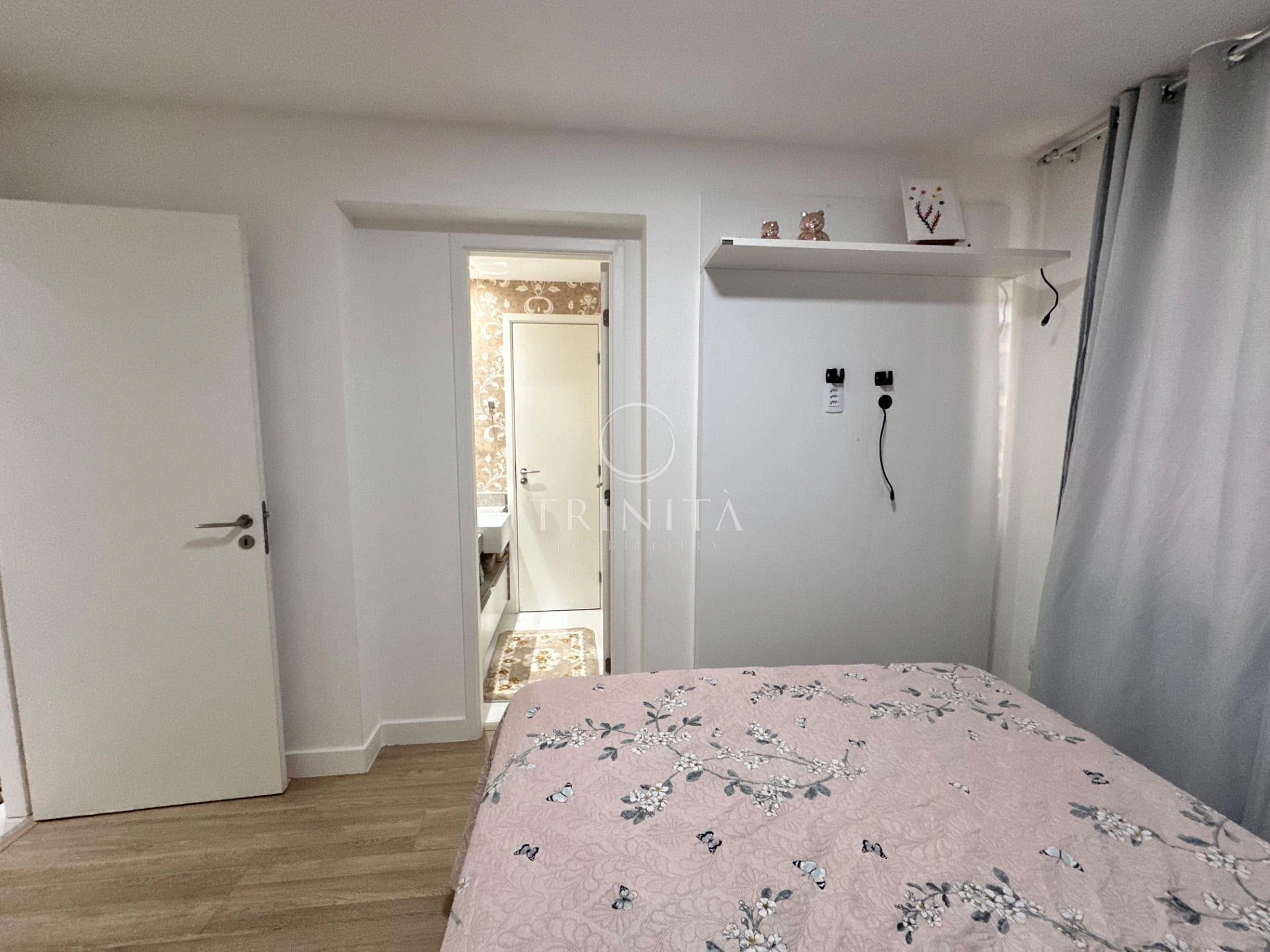 Furnished 3-suite apartment with a gas open-plan kitchen — photo 25