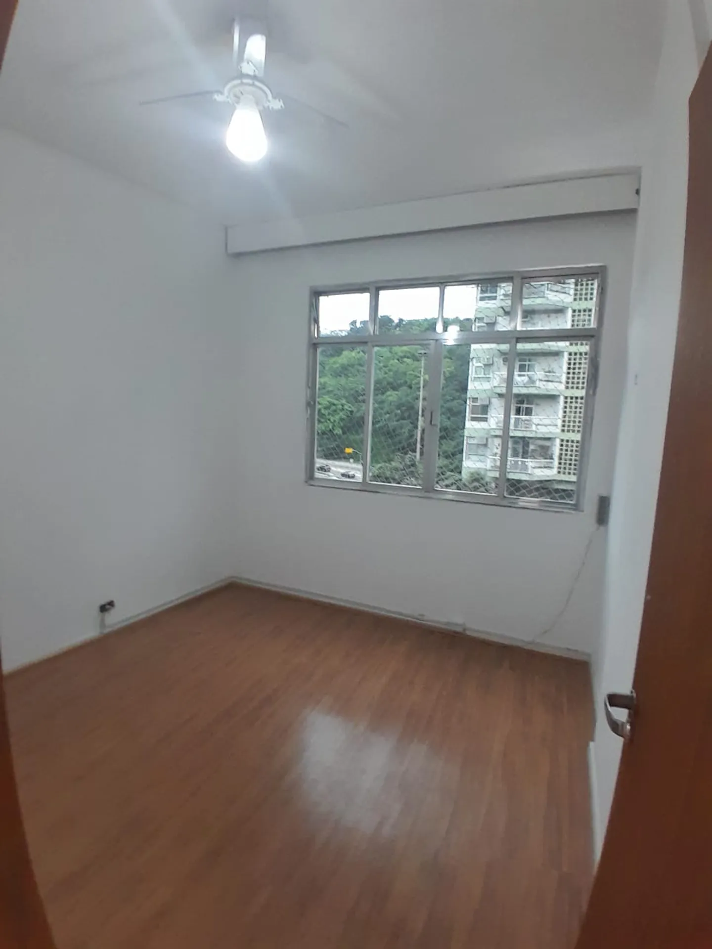 Apartment, 88 m², with wood or laminate floors — photo 2