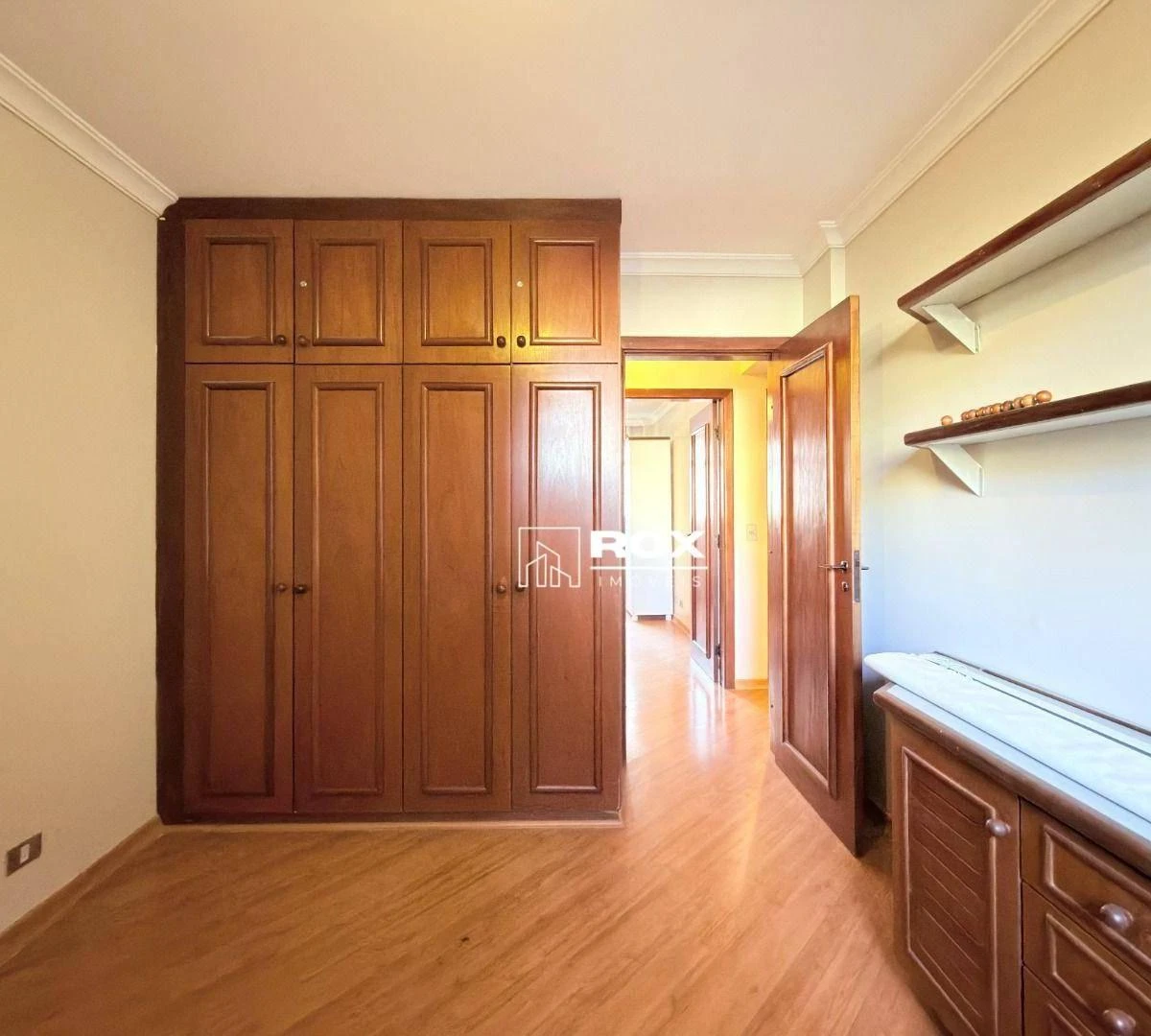 Furnished apartment, 170 m², with a glass-enclosed balcony — photo 18