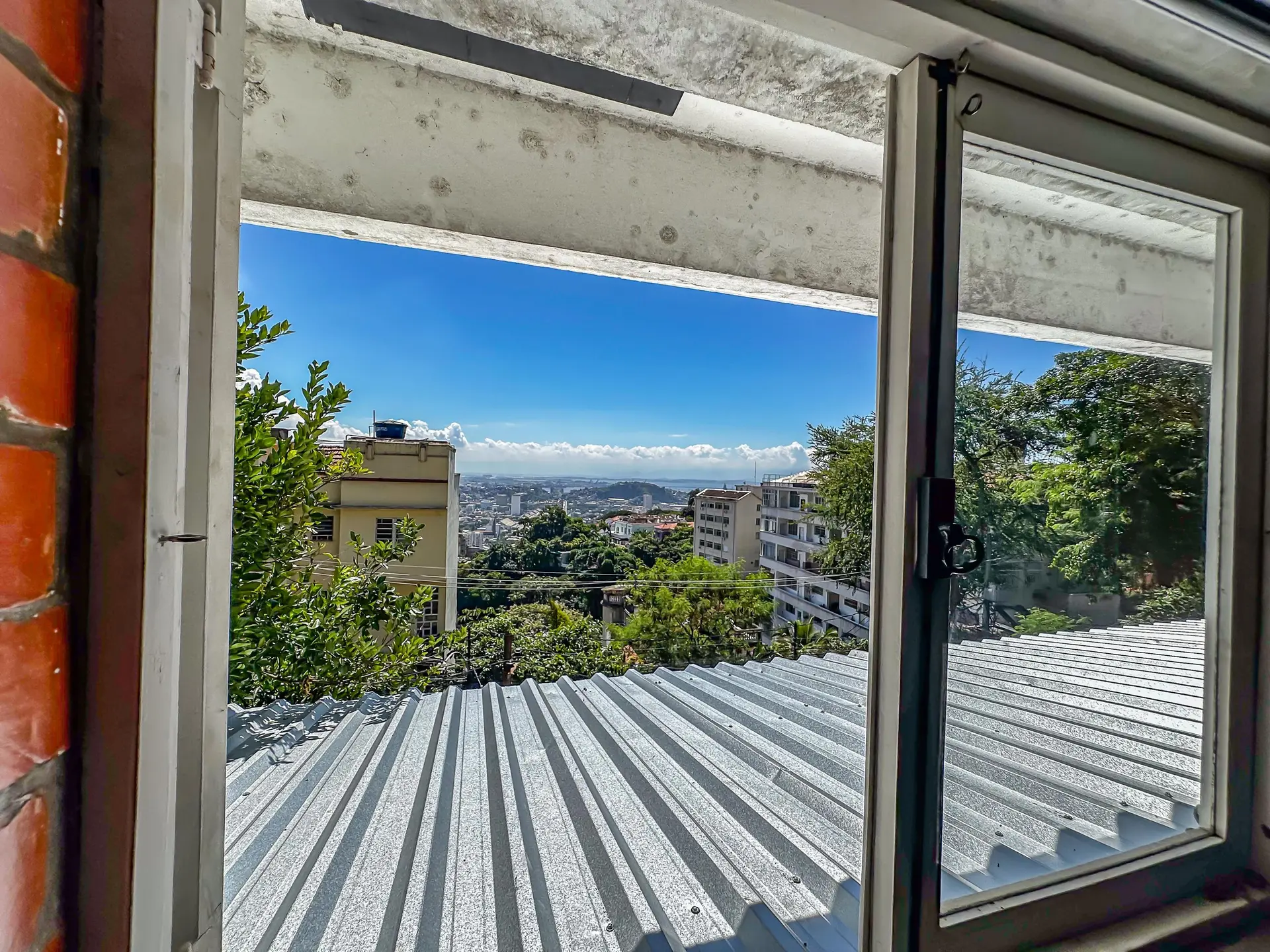 Floor-to-ceiling windows in a 4-bedroom house, 400 m² — photo 57
