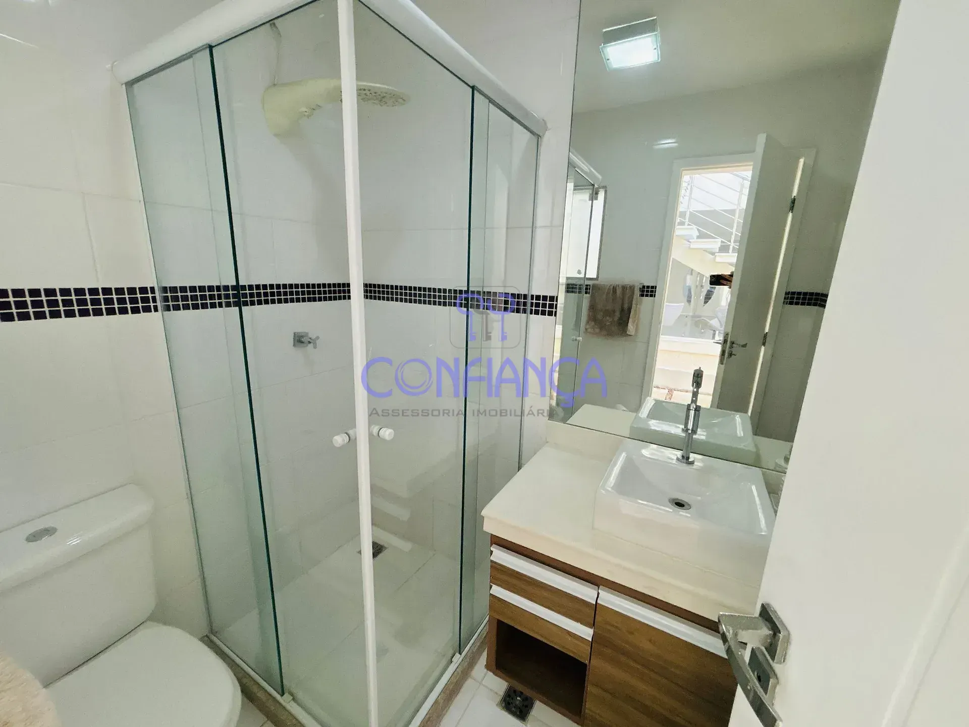 House with 4 en-suite bedrooms and 6 bathrooms — photo 27
