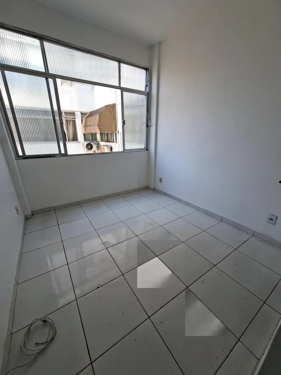 Apartment with a glass-enclosed shower and 1 bedroom — photo 4