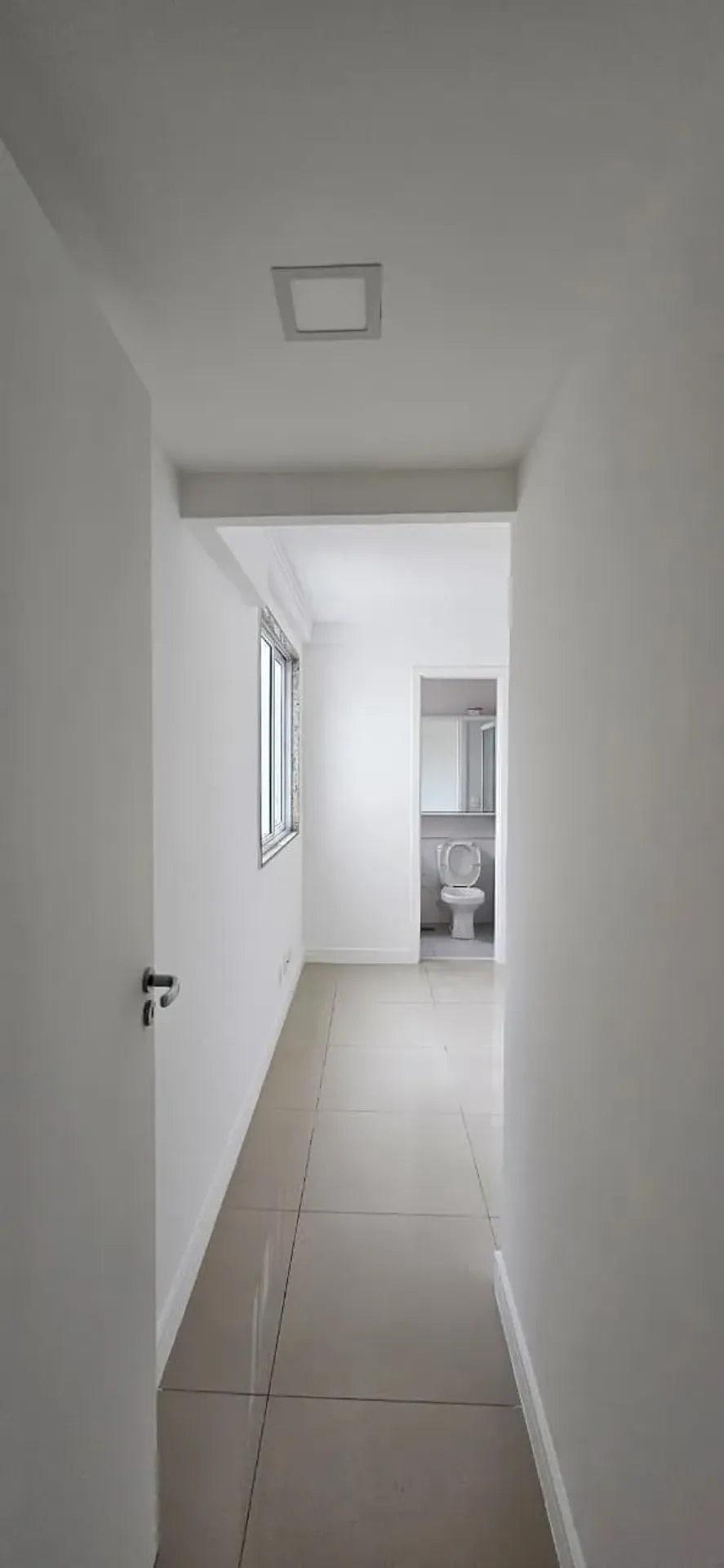 Apartamento con 4 dormitorios y balcón bien cuidado — photo 27
