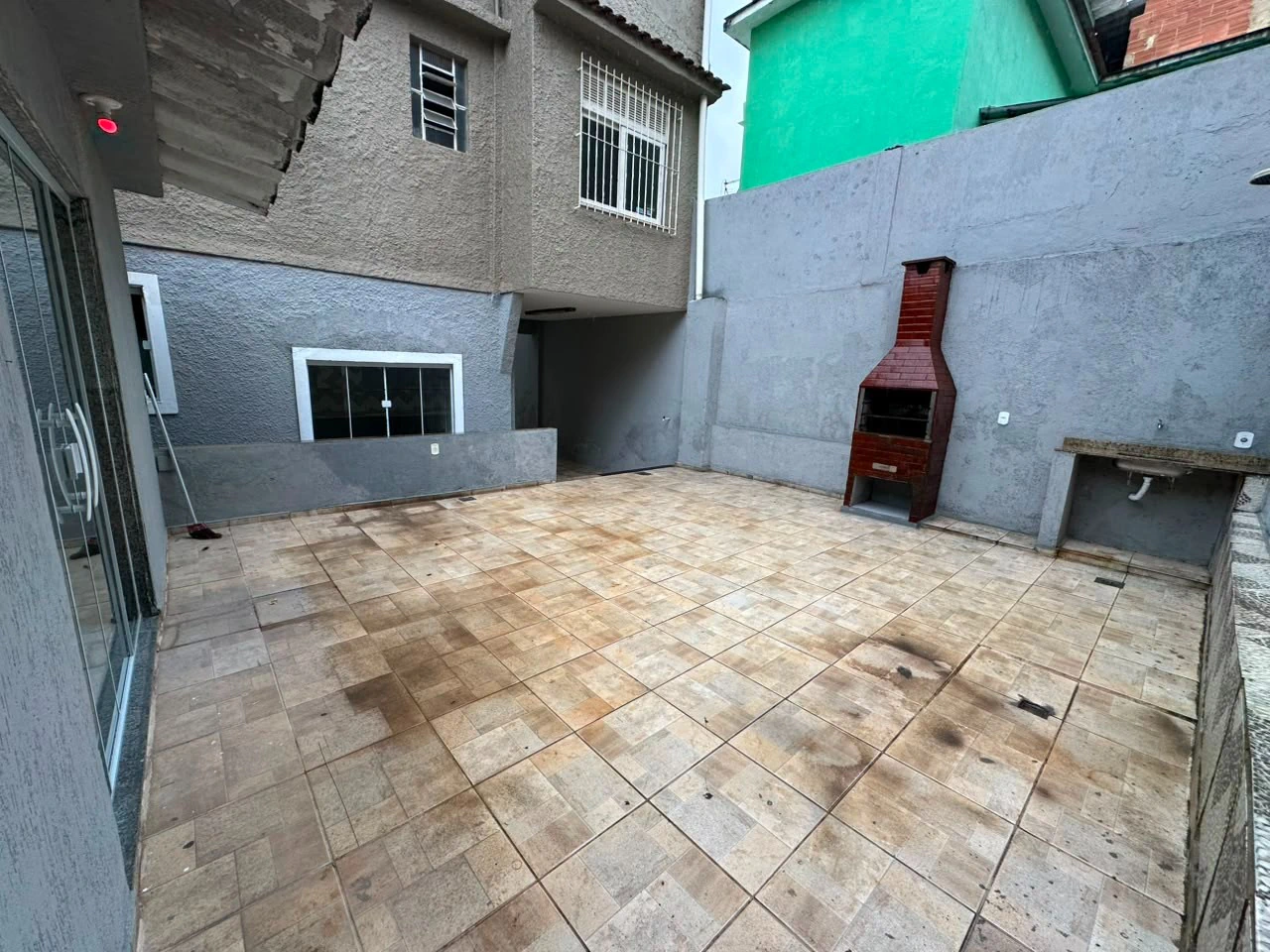 Wood or laminate floors in a 3-bedroom apartment, 90 m² — photo 15