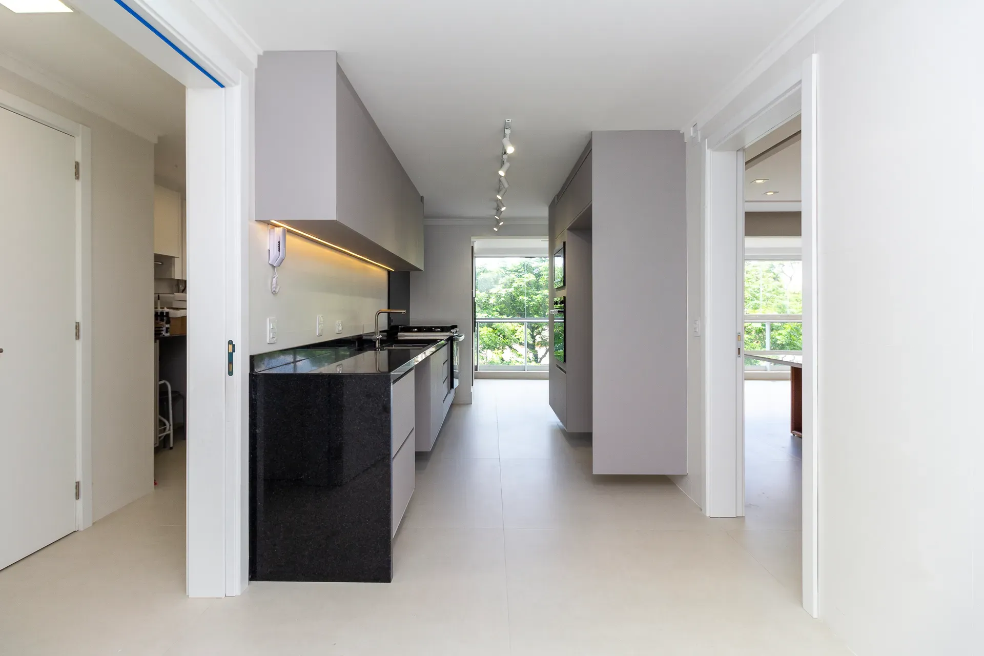 Unfurnished 4-bedroom apartment with 5 bathrooms — photo 21