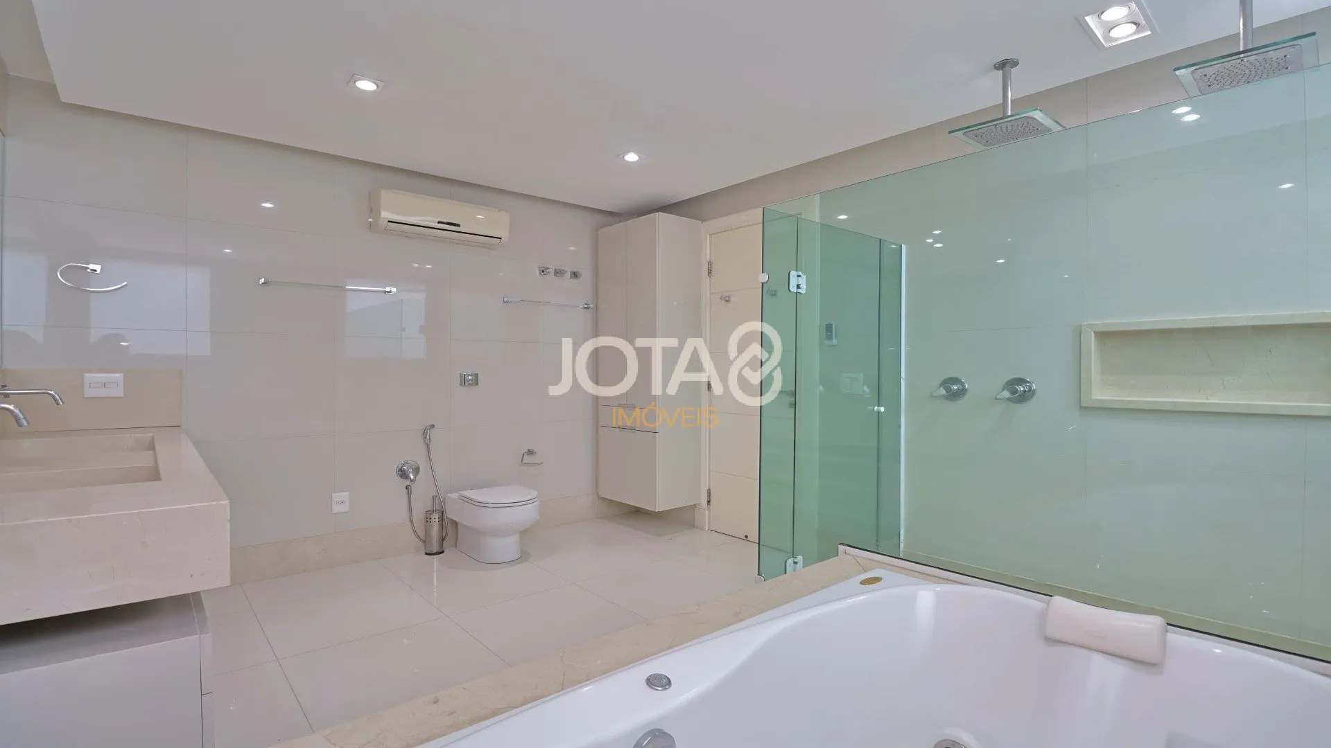 House of 310 m² with 3 en-suite bedrooms and private BBQ — photo 33