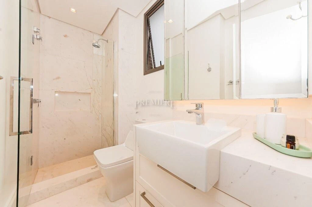 266 m² apartment with a walk-in closet and a bathtub — photo 32