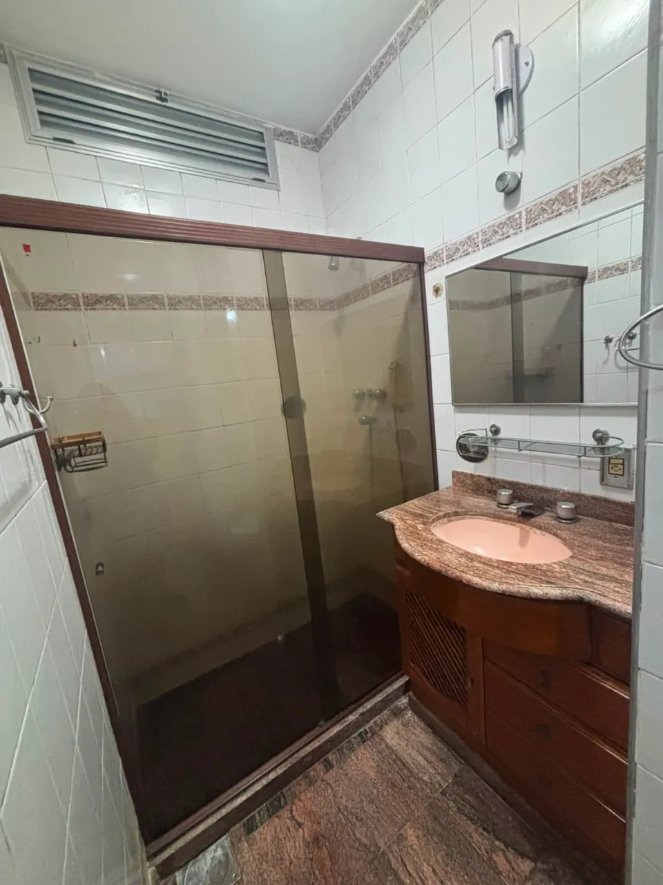 1-bedroom apartment with 2 bathrooms and glass shower — photo 5