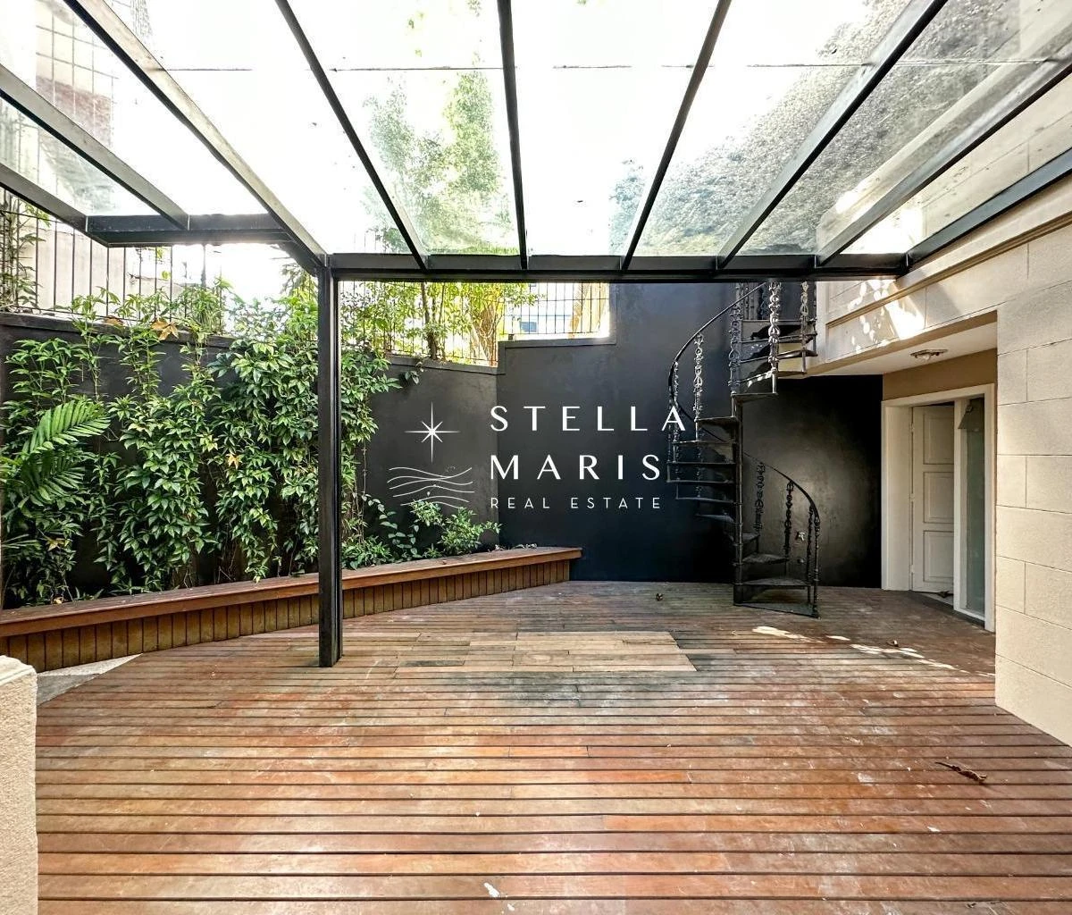 Glass-enclosed balcony in a 5-bedroom house, 402 m²
