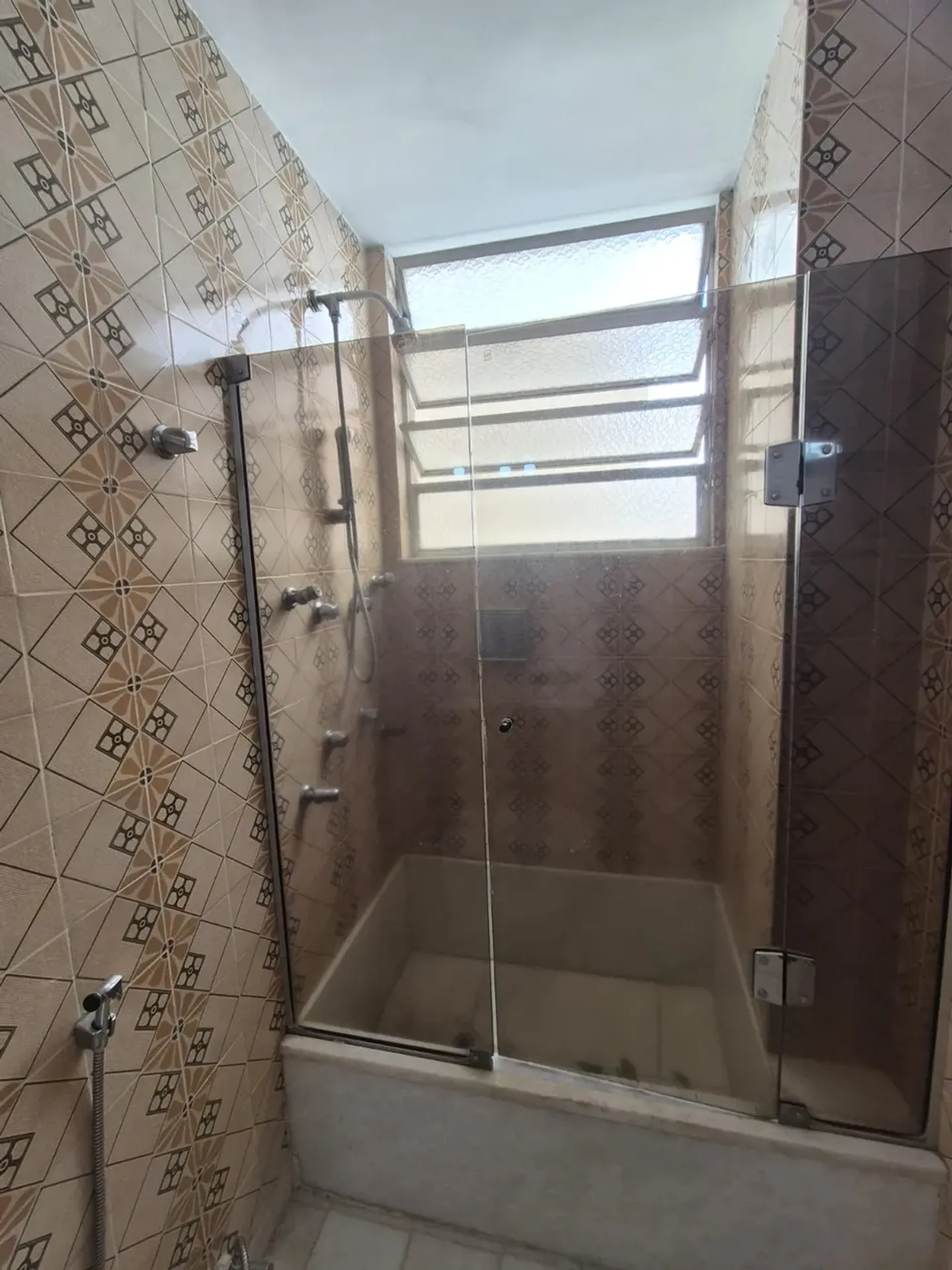 140 m² apartment with a bathtub and a home office — photo 33