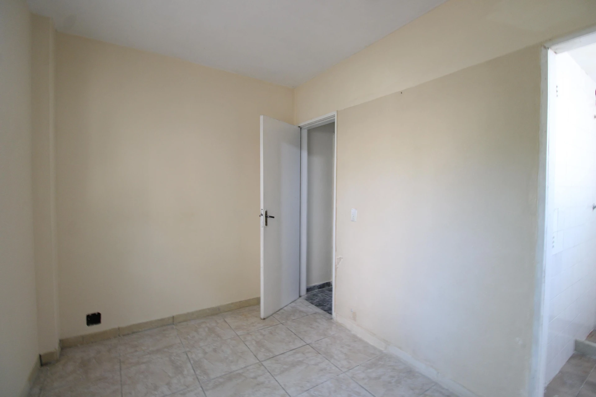 2-bedroom apartment in a building with a pool — photo 20