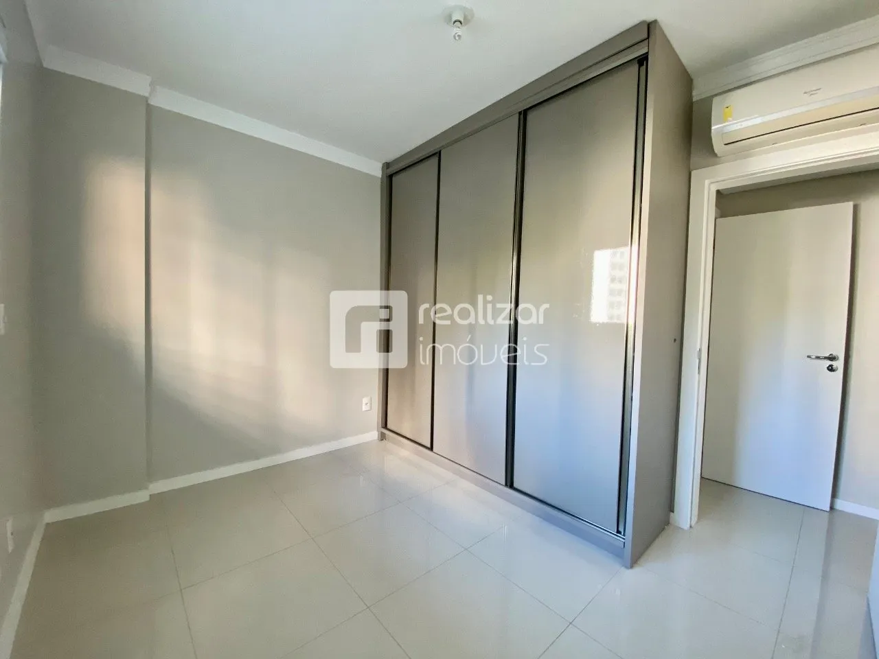 4-bedroom apartment in a building with a pool — photo 4