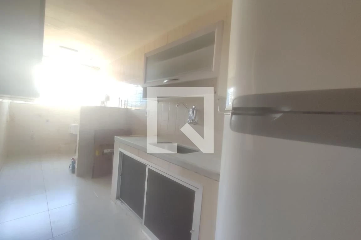 2-bedroom apartment with 1 bathroom and separate kitchen — photo 2