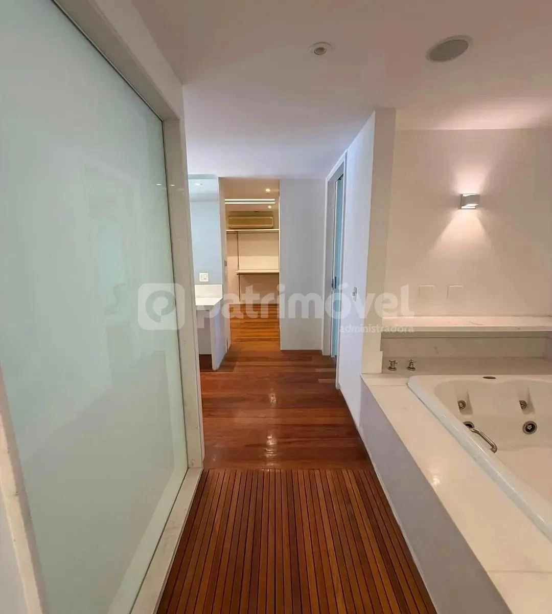 4-bedroom house with floor-to-ceiling windows — photo 19