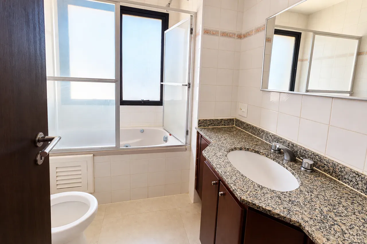 2-bedroom apartment with a bathtub — photo 14