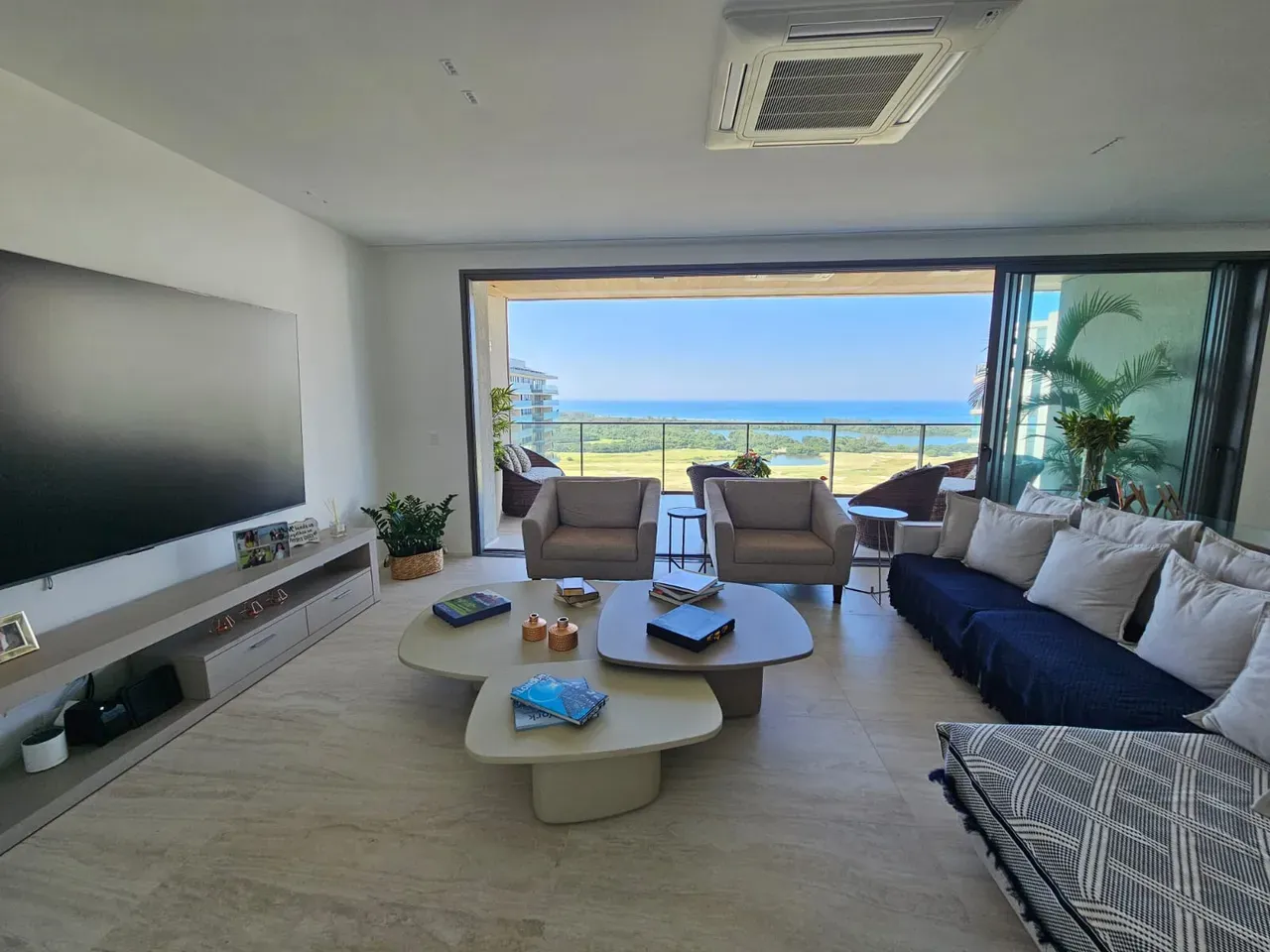 231 m² apartment with 3 bedrooms and 5 bathrooms — photo 2