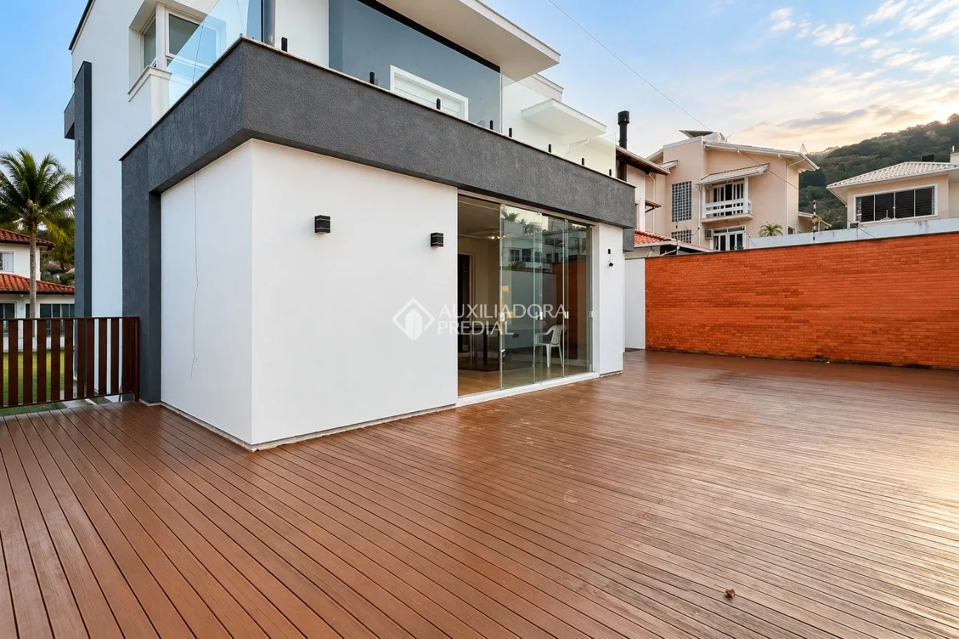 Bathtub in a 4-bedroom house, 280 m² — photo 4