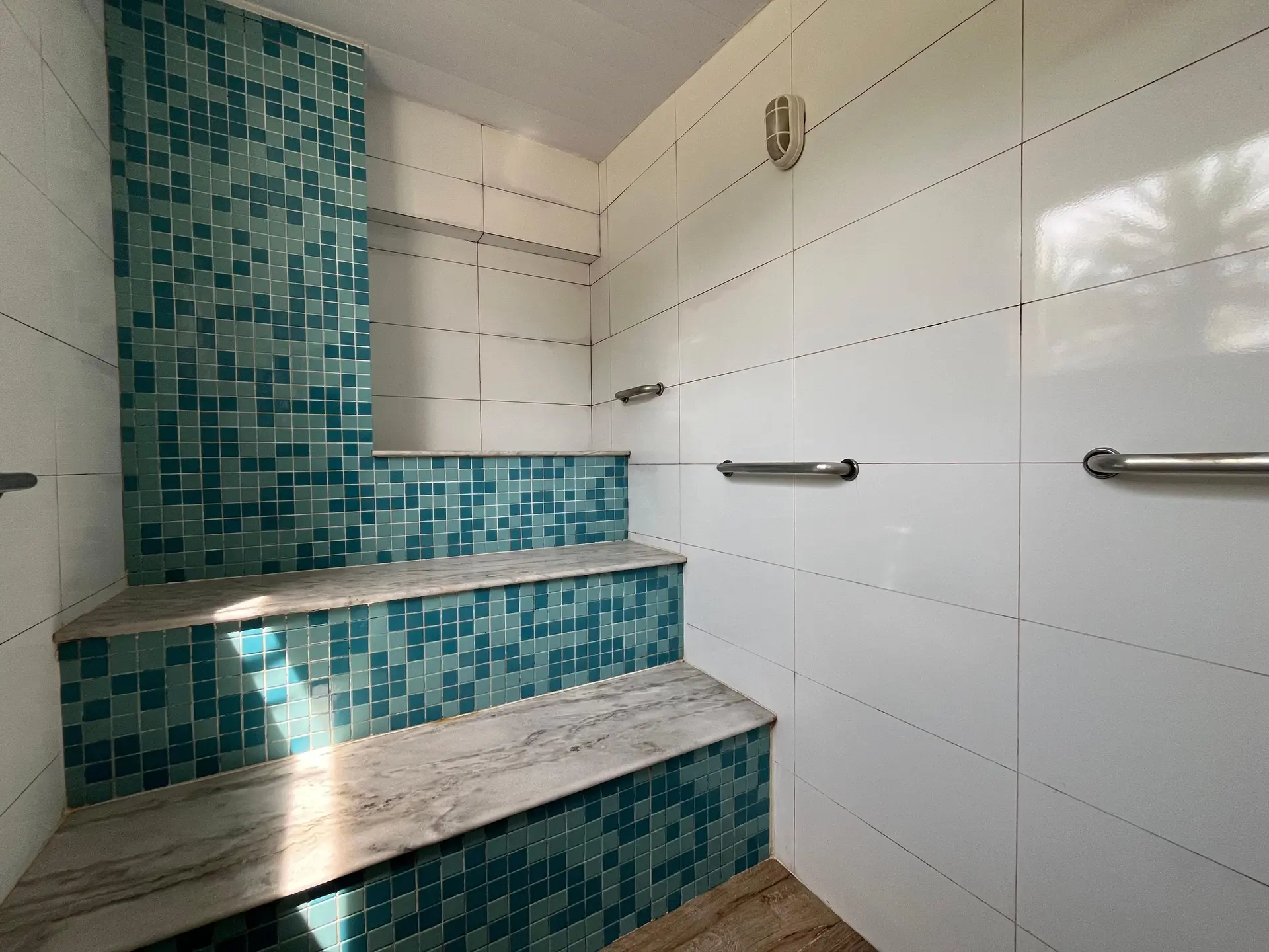 Glass-enclosed balcony in a one-bedroom apartment, 56 m² — photo 17