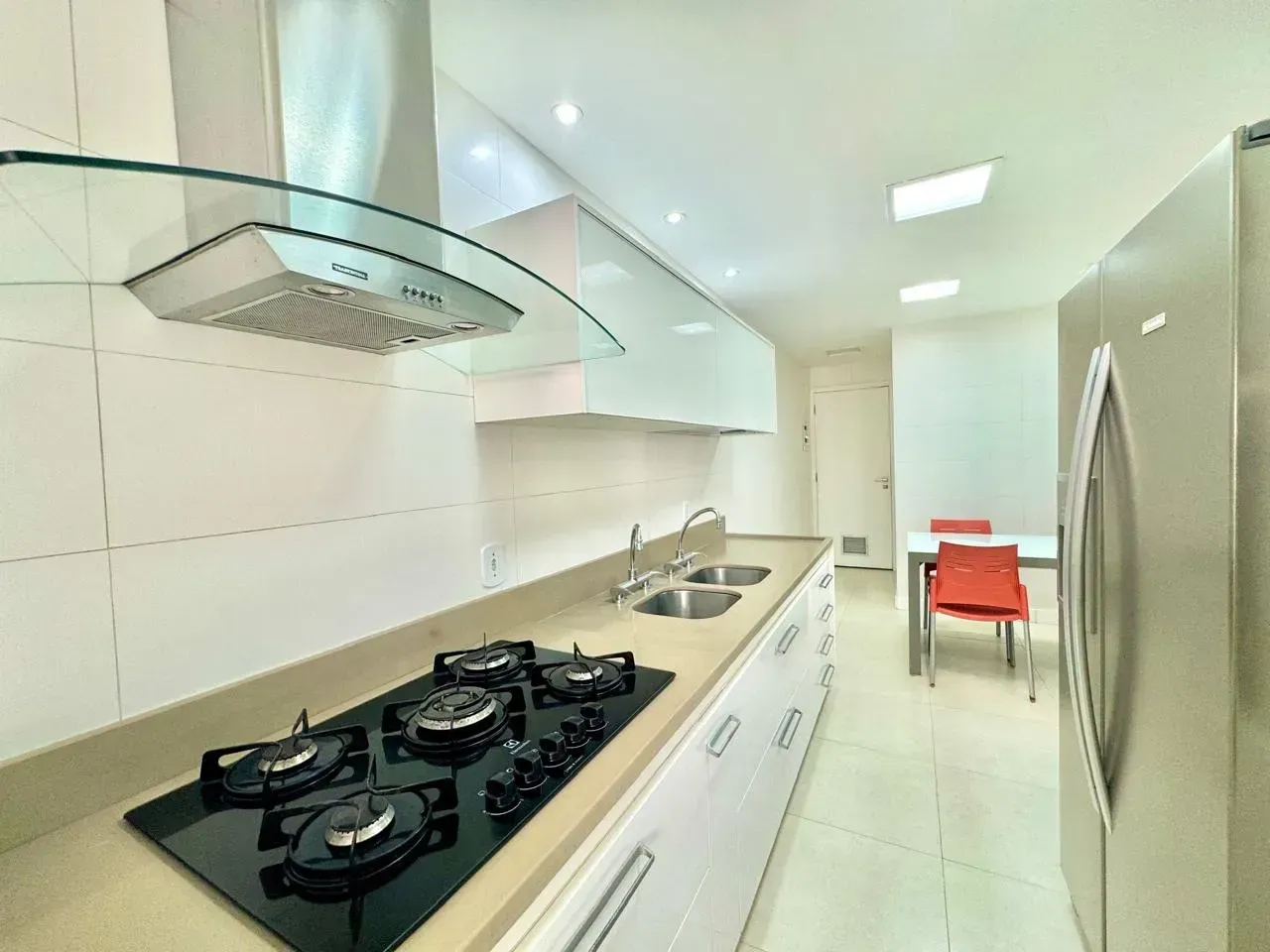 4-bedroom apartment in a building with a heated pool — photo 17