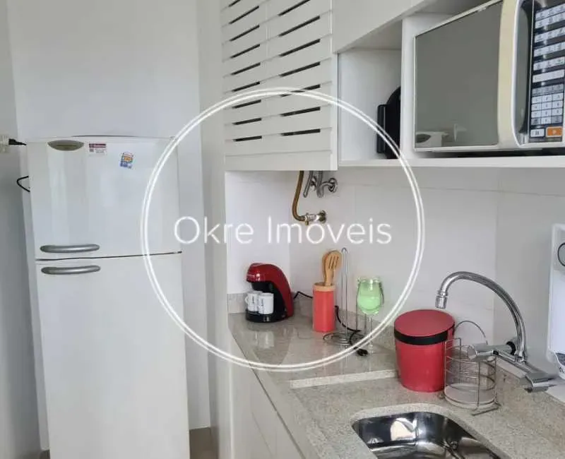 Furnished 1-bedroom apartment with city and water views — photo 2
