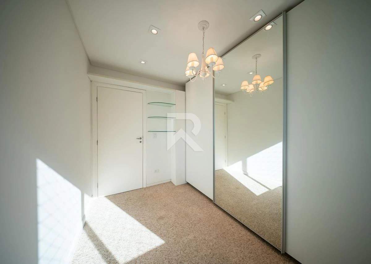 192 m² apartment with floor-to-ceiling windows and a bathtub — photo 30