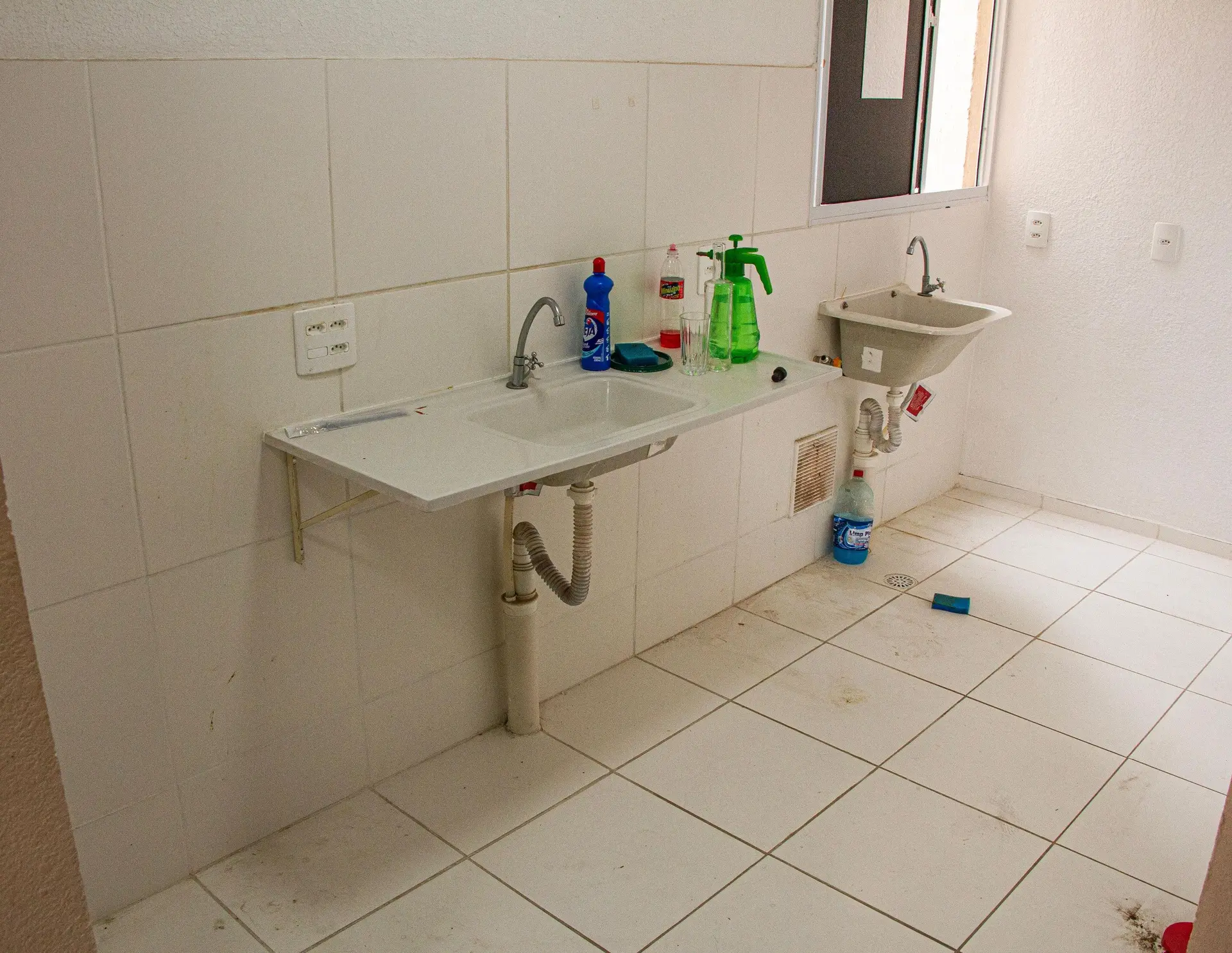 2-bedroom apartment with a glass shower enclosure — photo 11