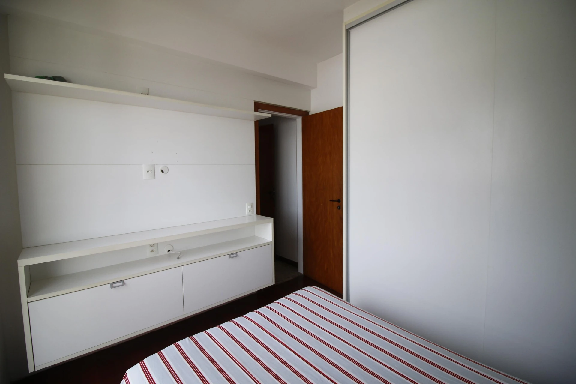 Balcony with a grill in a 4-bedroom apartment, 172 m² — photo 15