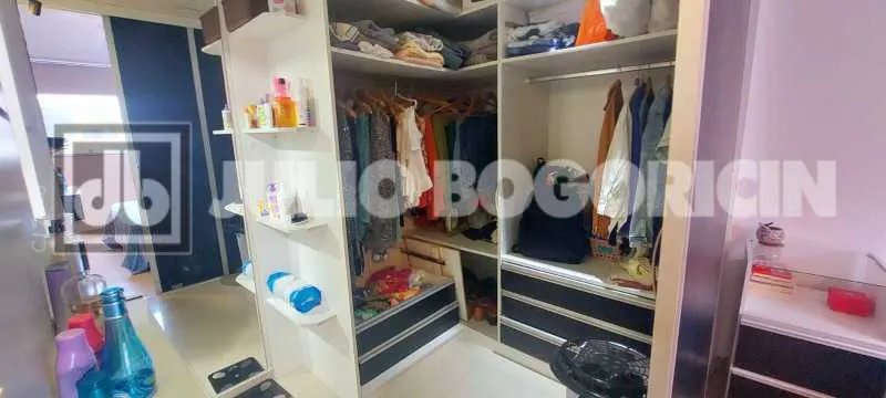 Walk-in closet in a 3-bedroom apartment, 165 m² — photo 19