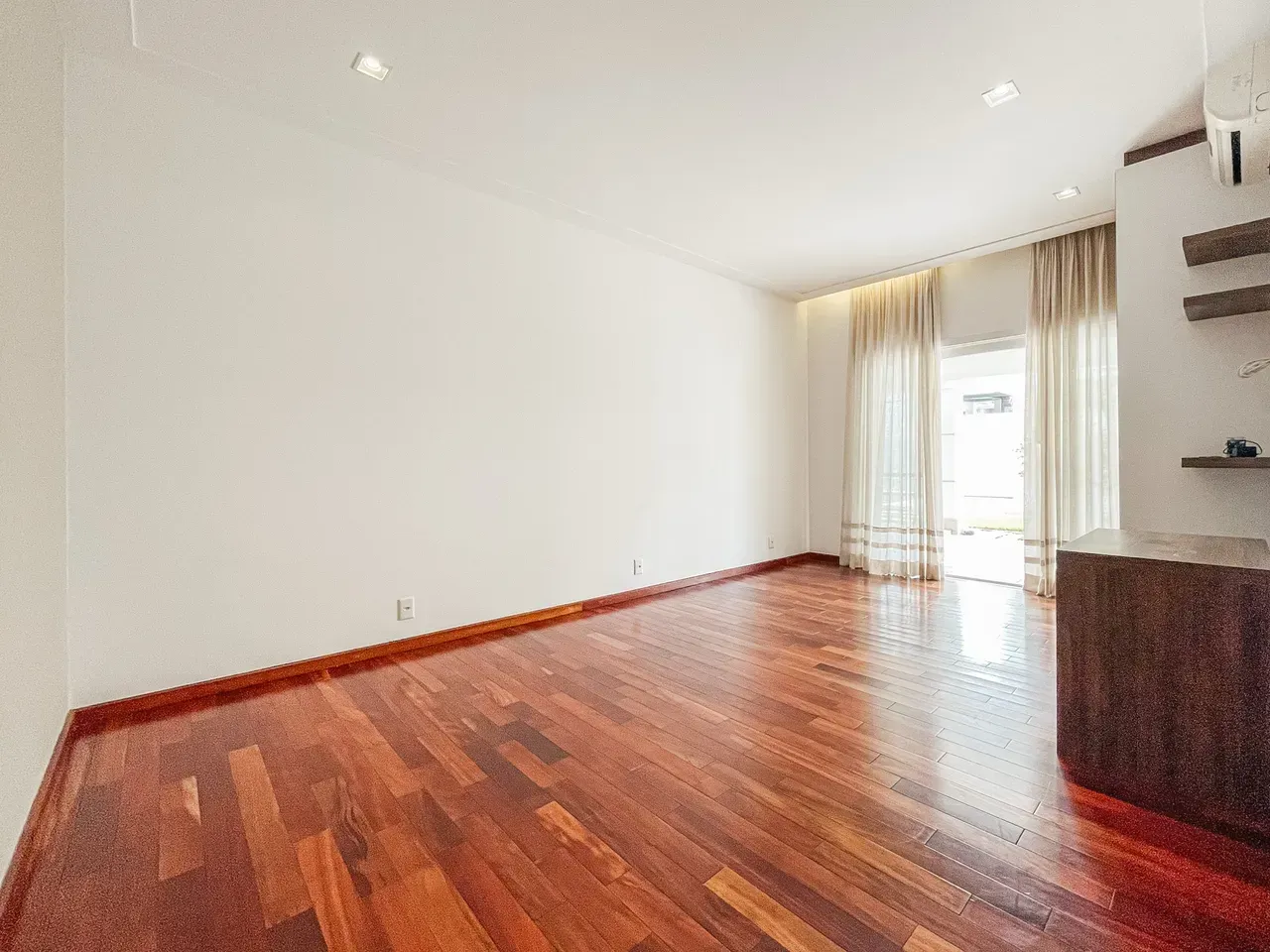 600 m² house with a bathtub and floor-to-ceiling windows — photo 3