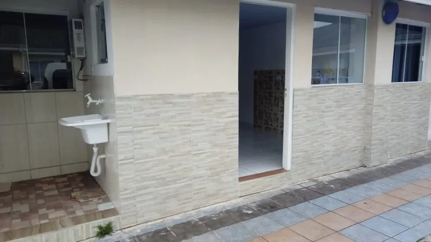 Estúdio sem mobília com cozinha aberta a gás e área de lavanderia — photo 3