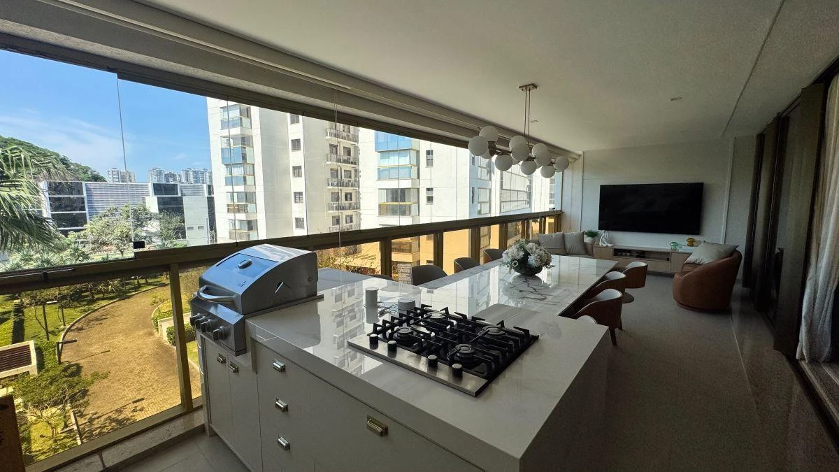 Walk-in closet in a 4-bedroom apartment, 217 m² — photo 3