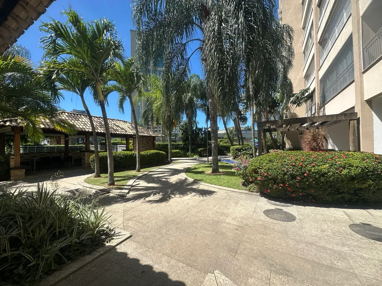 Furnished 3-bedroom apartment with 3 bathrooms — photo 17