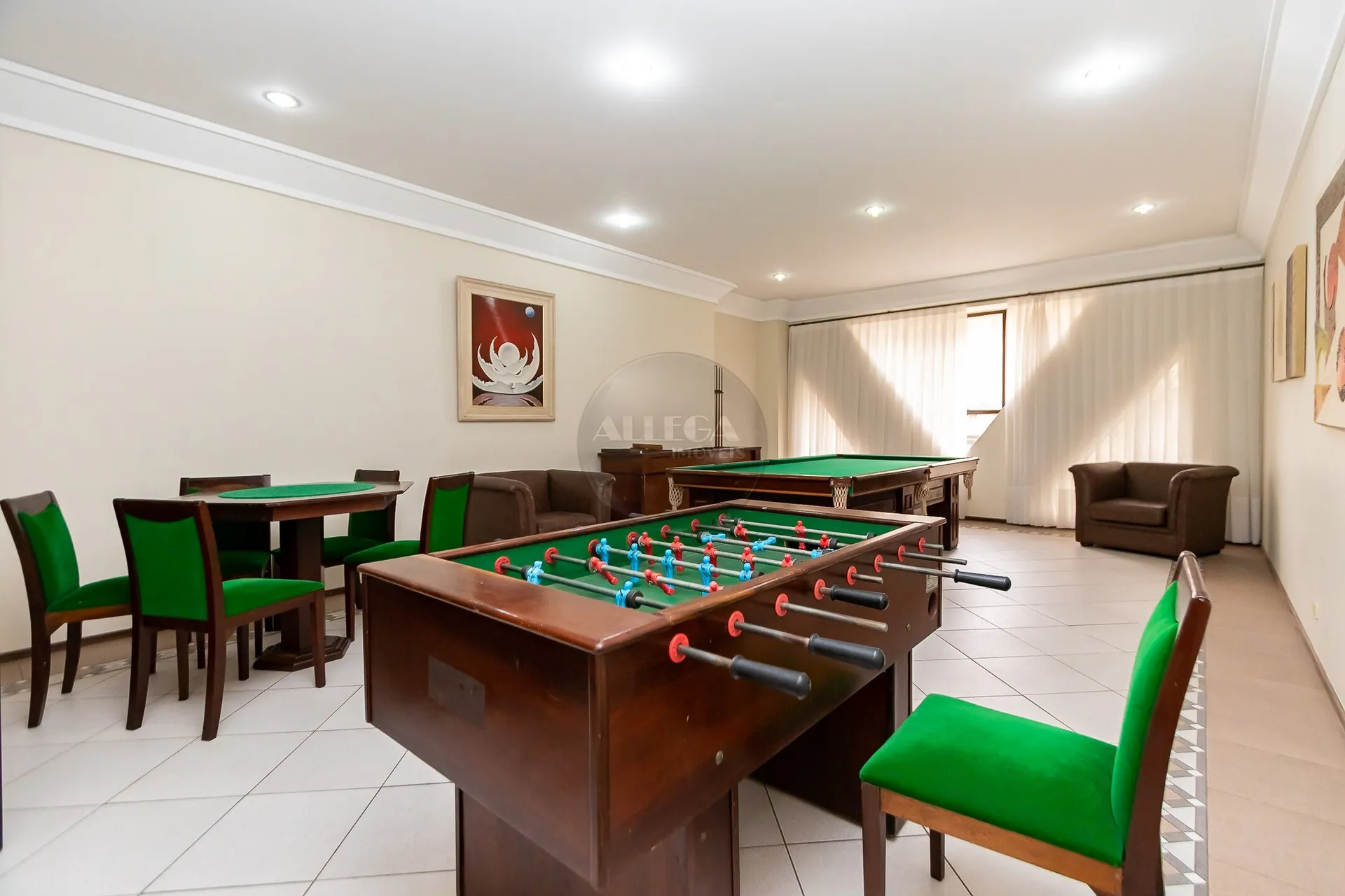 Apartamento com 4 quartos e piso de madeira na sala — photo 57