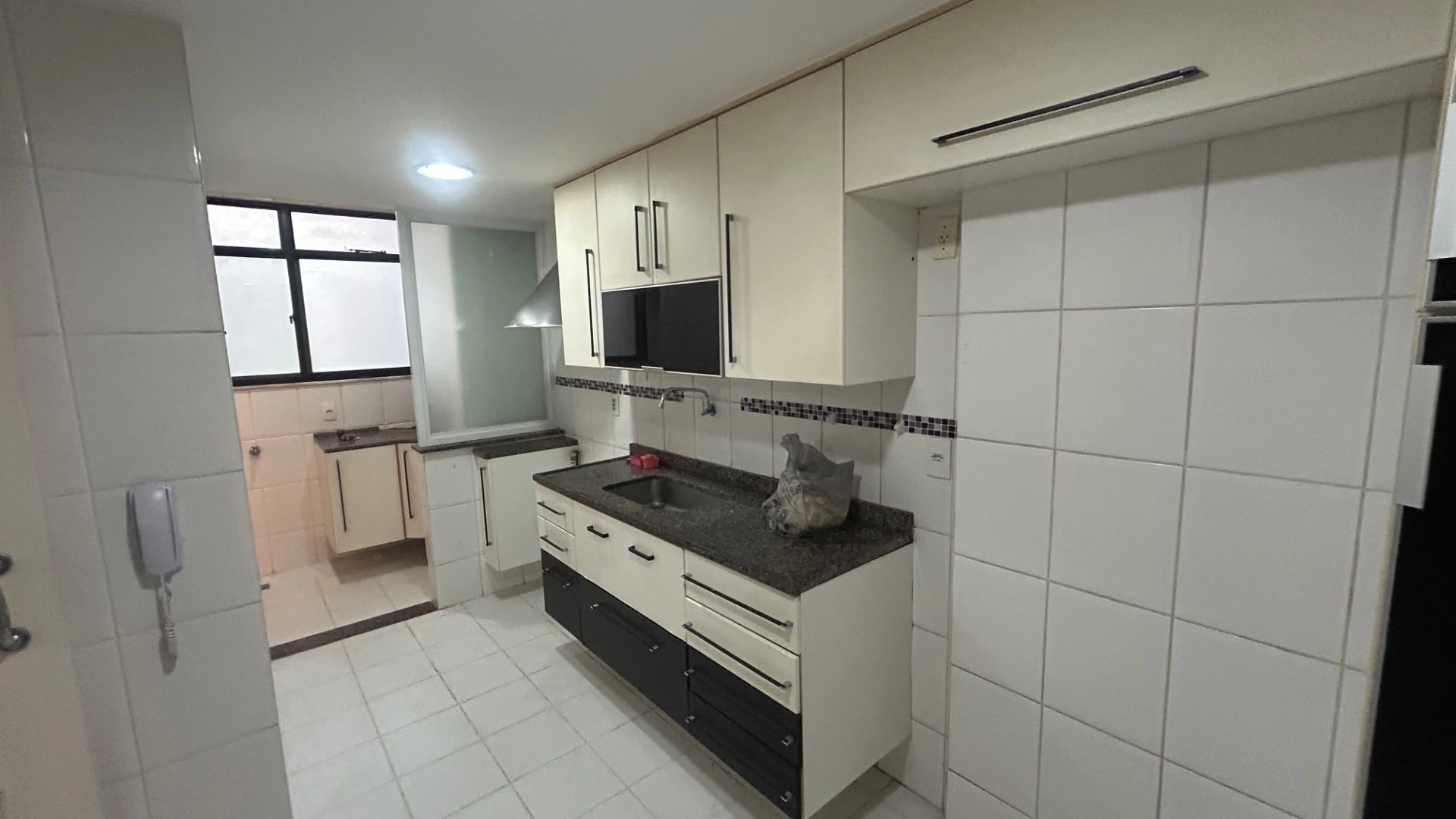 Apartamento de 3 quartos com piso de cerâmica e 2 banheiros — photo 16