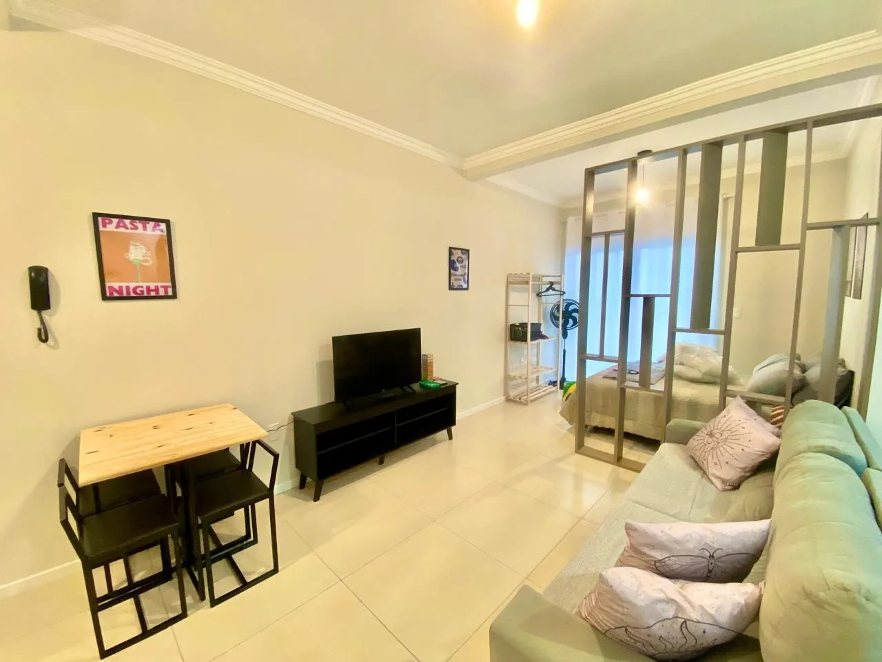 Furnished 1-bedroom apartment with open-plan kitchen — photo 16