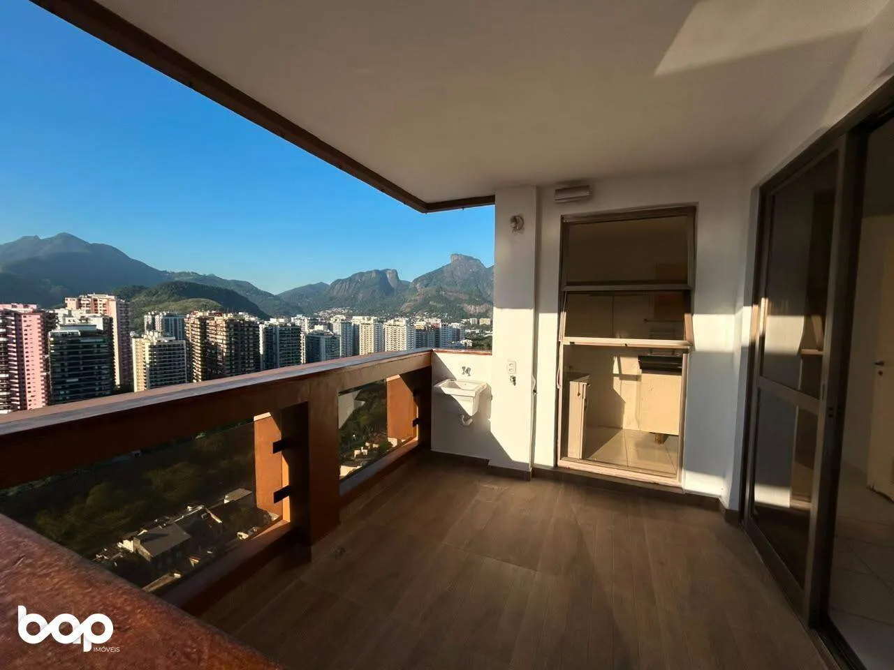 One-bedroom apartment with a mountain view — photo 4