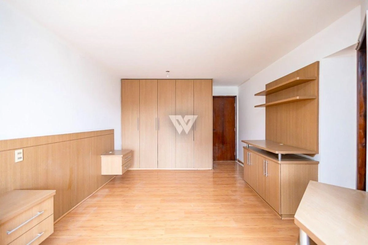 Apartment with wood floors, 4 bedrooms and glass balcony — photo 21