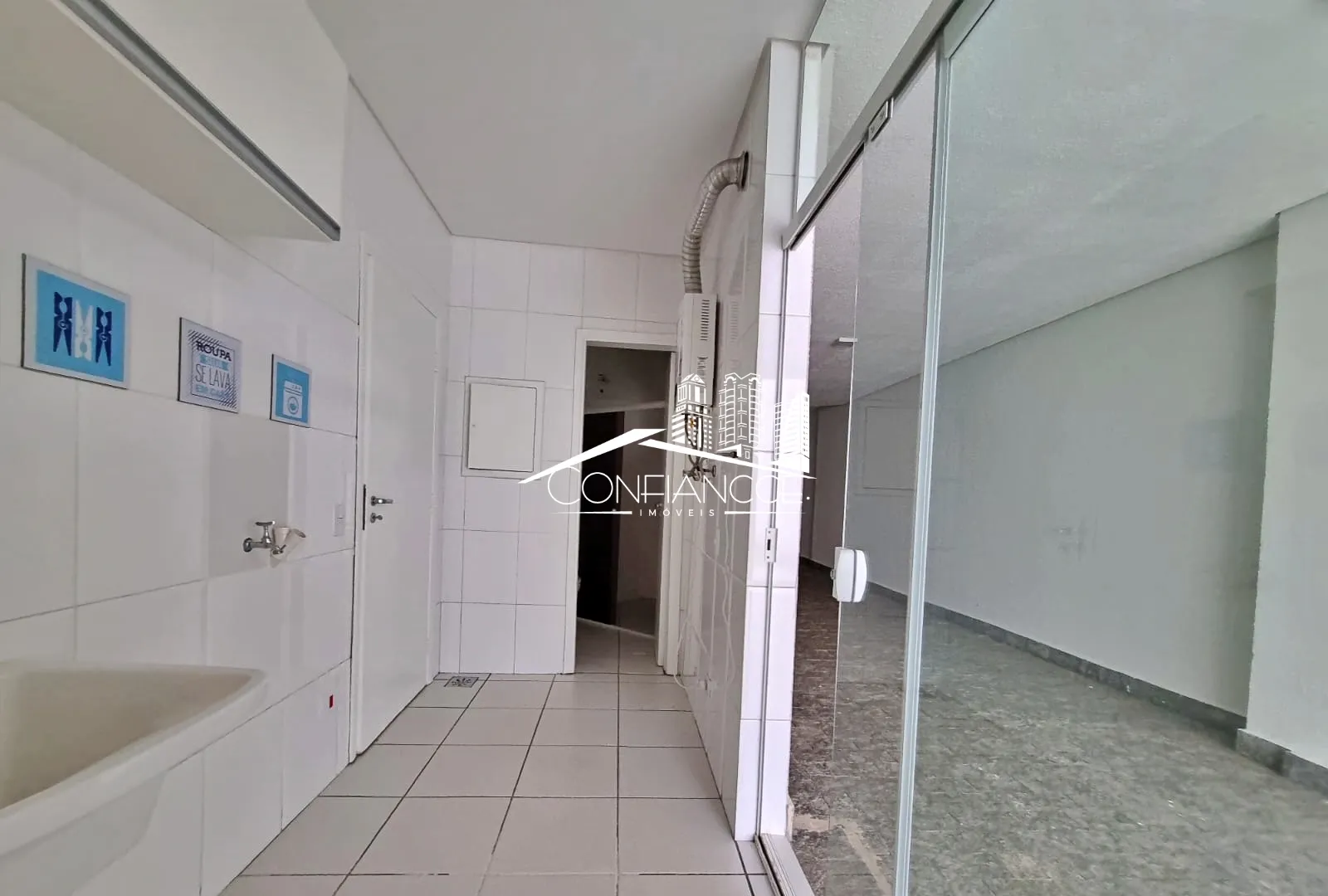 Bathtub in a 3-bedroom house, 350 m² — photo 8