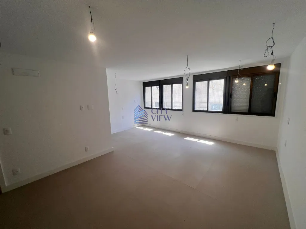 4-bedroom apartment with 5 bathrooms and a balcony — photo 10