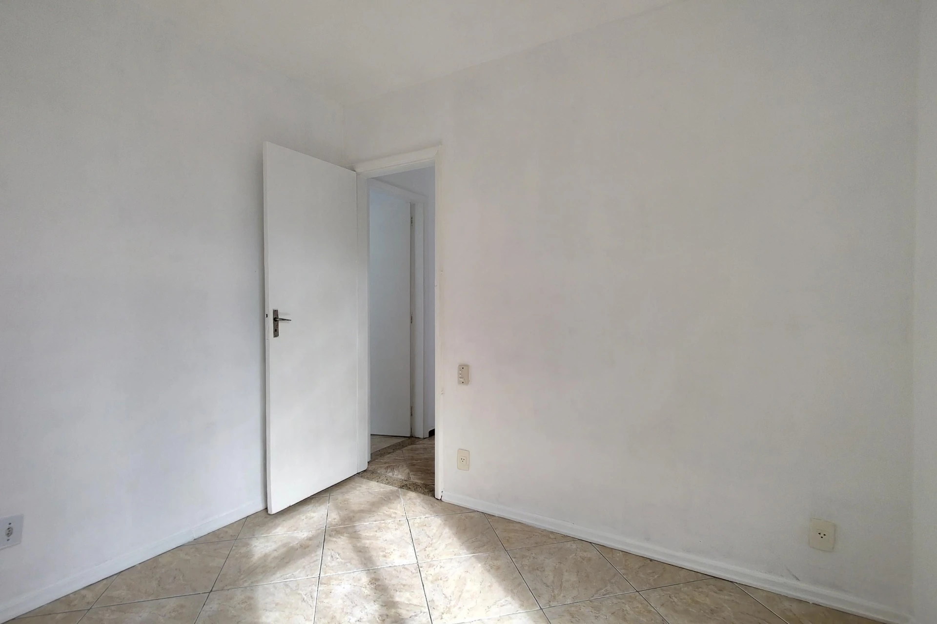 Unfurnished apartment with 2 bedrooms and 1 parking space — photo 27