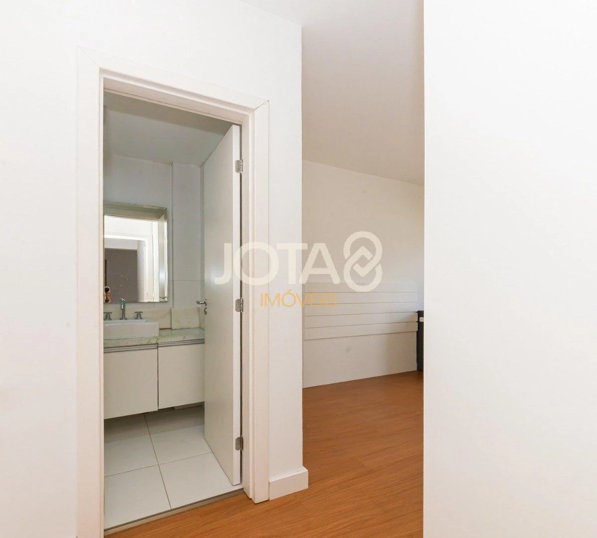 2-bedroom apartment in a building with a gym — photo 17