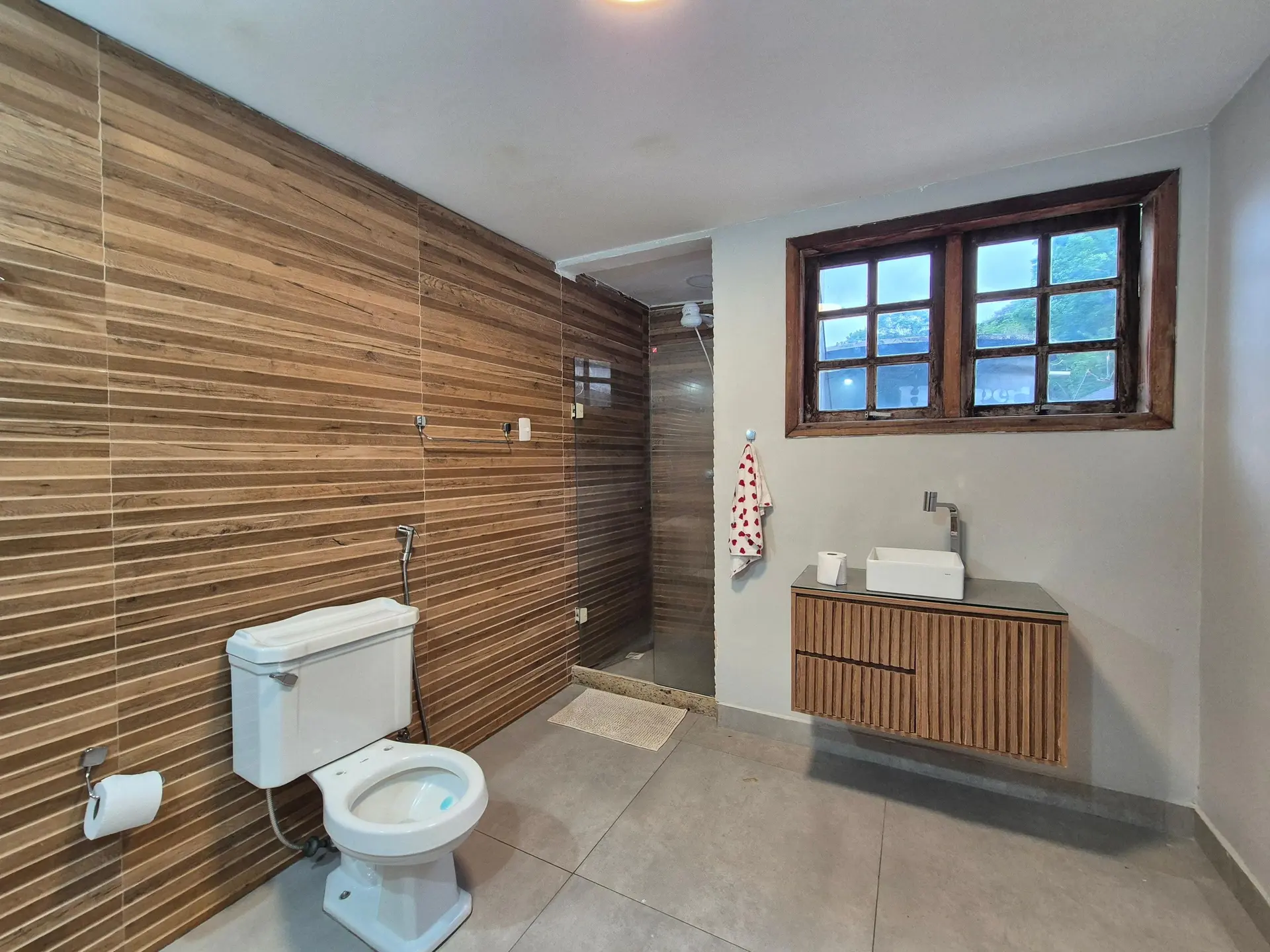 Balcony with a grill in a 3-bedroom house, 150 m² — photo 18
