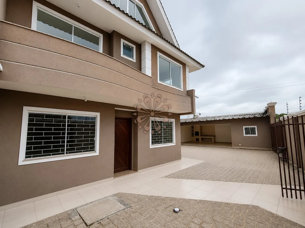 House with 3 bedrooms and 3 bathrooms across 250 m² — photo 2