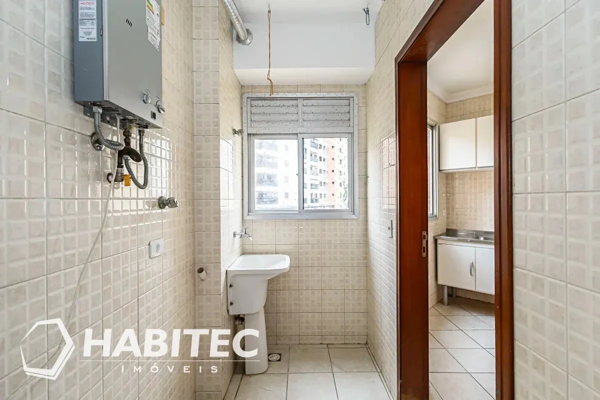 Wood or laminate floors in a 3-bedroom apartment, 102 m² — photo 7