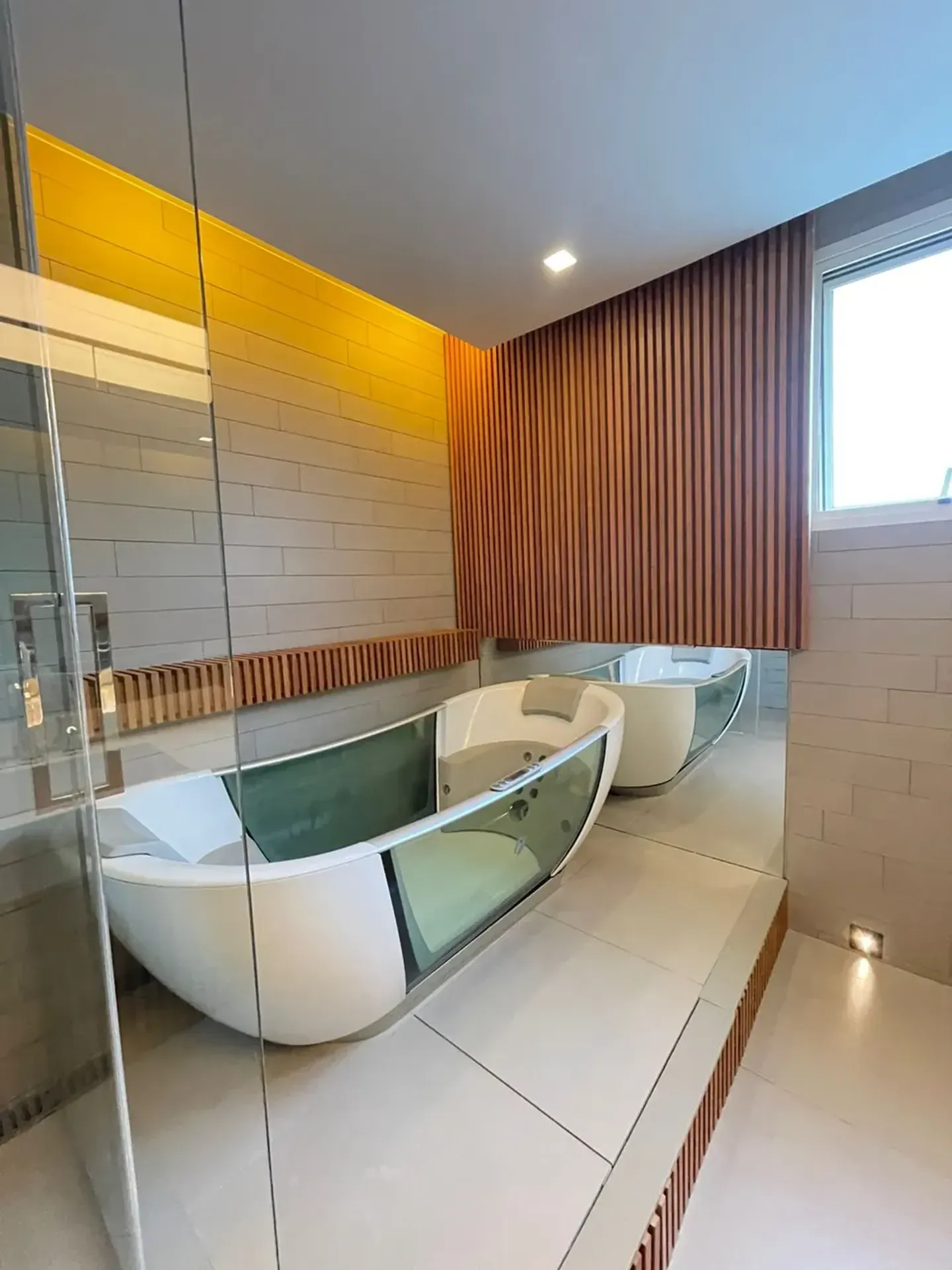 Furnished 3-bedroom apartment with glassed balcony — photo 24
