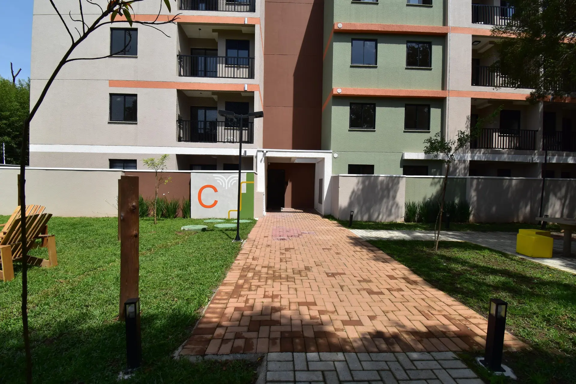 Balcony with a grill in a 3-bedroom apartment, 64 m² — photo 43